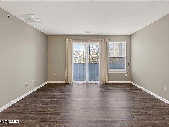 3rd image of 33 Jockey Ln