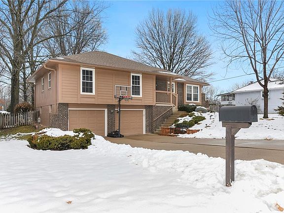 3rd image of 501 NW Manor Dr