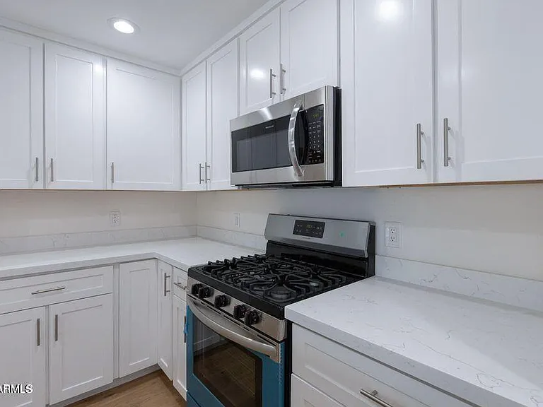 551 W 17th Pl — Photo 16