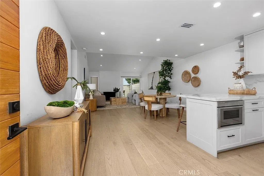 2 bed, 1276 sqft, $4,300 — Photo 3