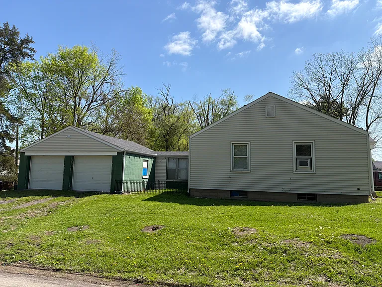 2217 W Wiswall St — Photo 3