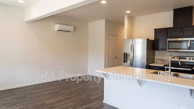 3 bed, 2.5 bath, 1387 sqft, $2,395 — Photo 3