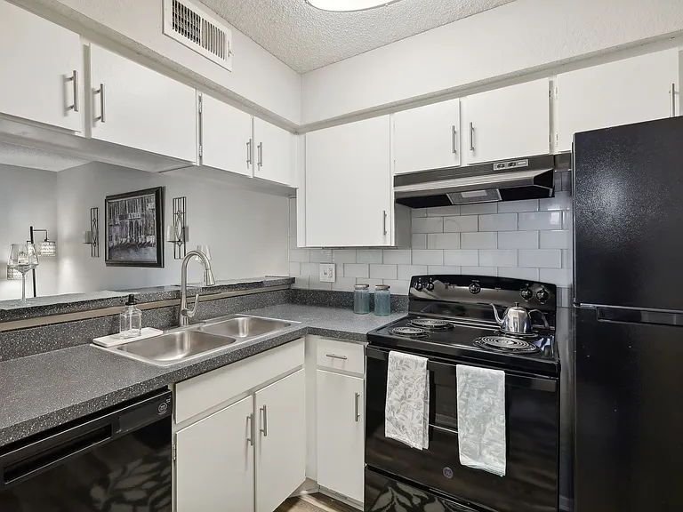 Hollyhills Apartments — Photo 3