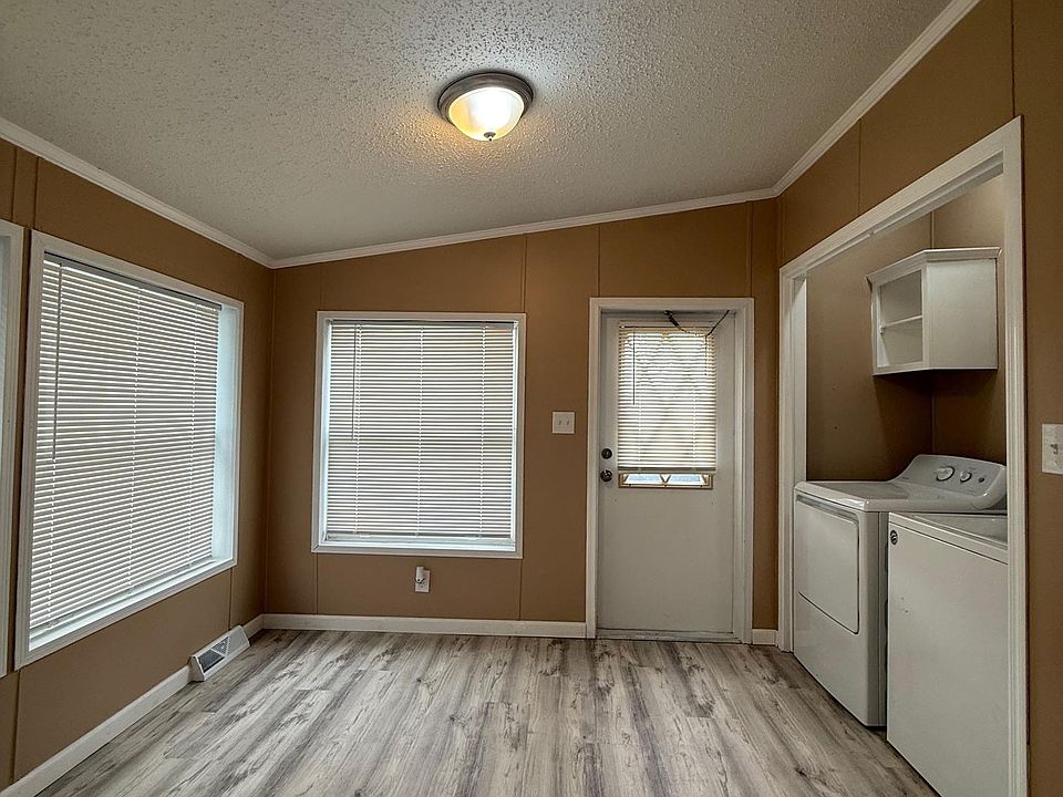 43505 Charlemagne Ave, photo 18