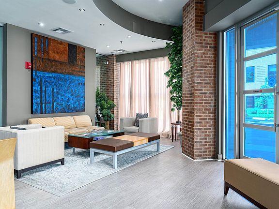 3rd image of 401 20th St Unit 207