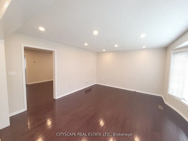 219 McGinnis Cres — Photo 12