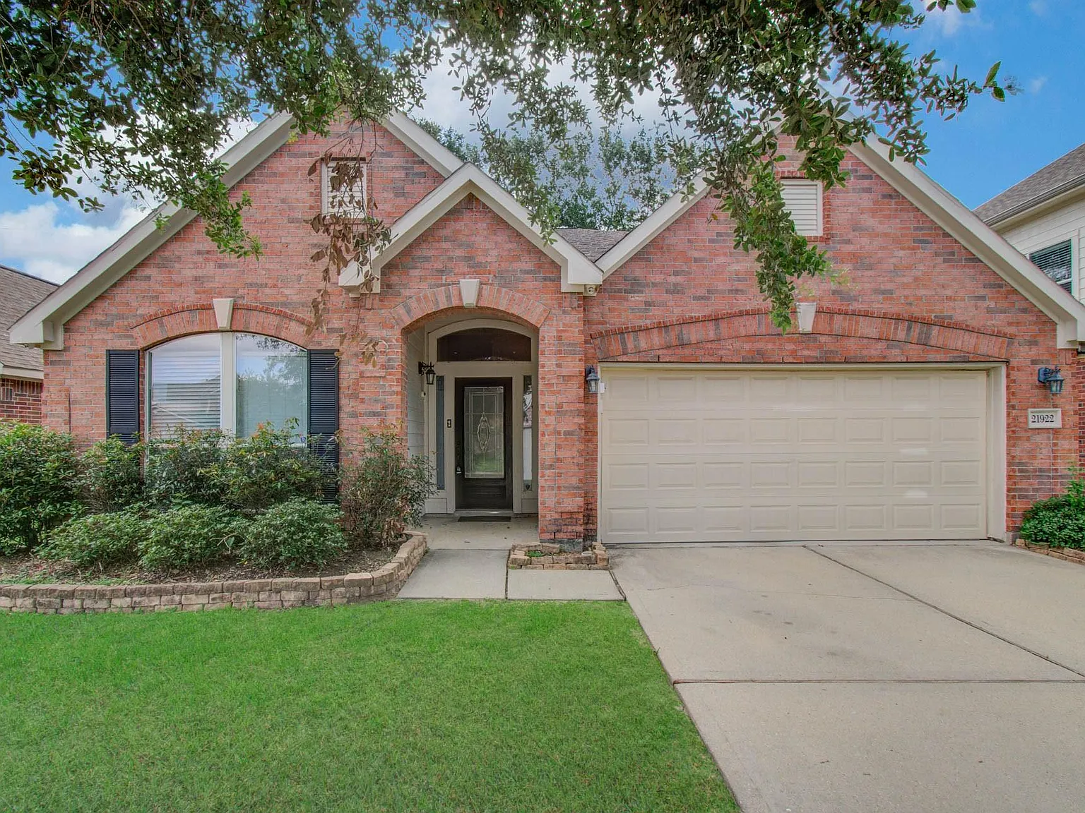 4 bed, 2.0 bath, 1959 sqft, $2,400 — Photo 1