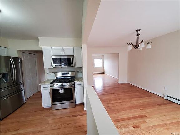 3rd image of 8 Sandburg Ct