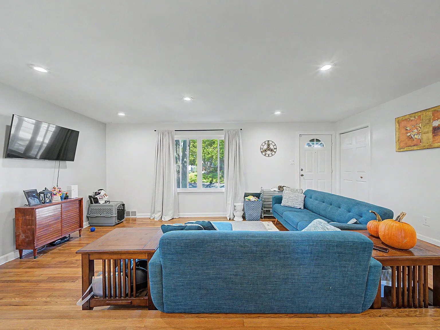 3 bed, 1040 sqft, $4,250 — Photo 3
