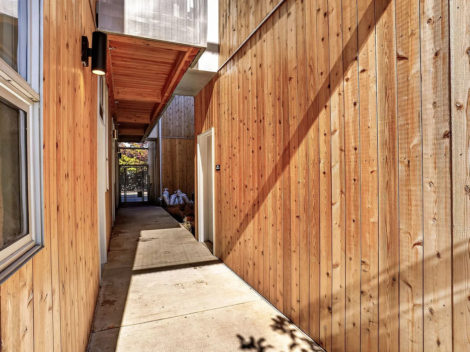7480 N Delaware Ave - Modern North Portland Living — Photo 4