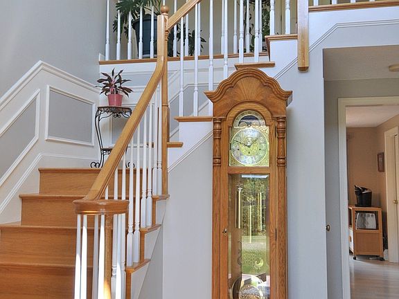 Elegant 2-story Foyer