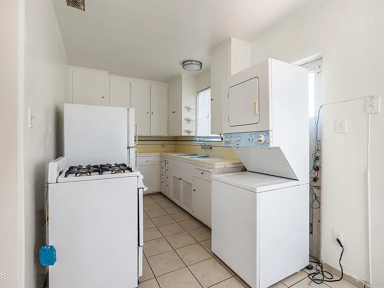 412 Pioneer Dr — Photo 4