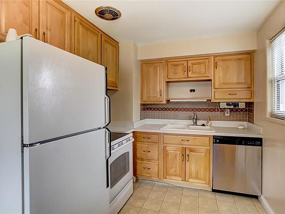 3rd image of 841 Highridge Ave