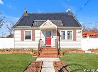322 Robbins St, Lindenhurst, NY 11757