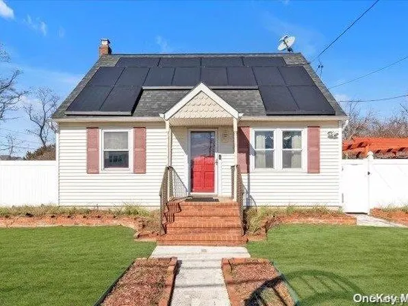 322 Robbins Street, Lindenhurst, NY 11757