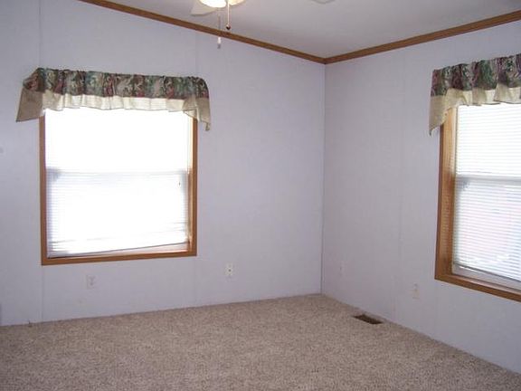 3rd image of 842 NE White Oaks Ln