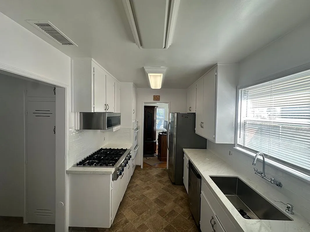 3 bed, 1.0 bath, 1062 sqft, $5,000 — Photo 3
