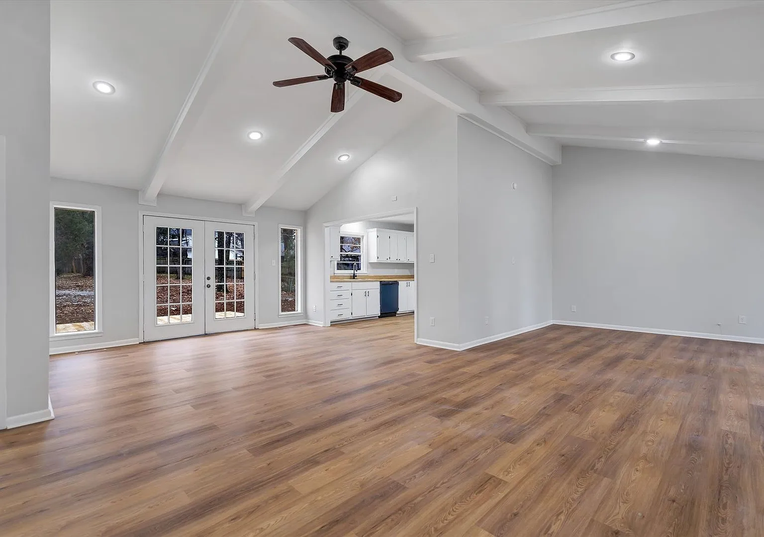Spacious 3 Bed / 3 Bath Home in Valley View School District! — Photo 4