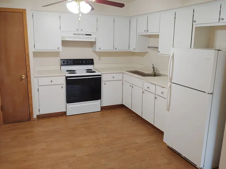 4284 S Whitnall Ave #7 — Photo 2