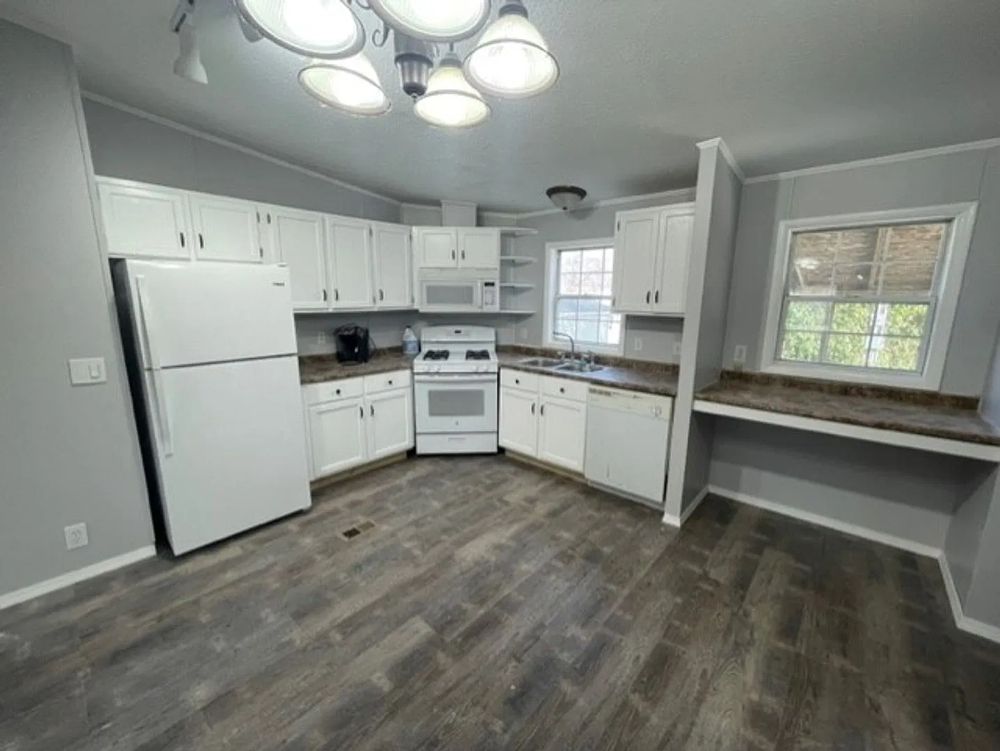 Updated 3 Bedroom, 2 Bathroom House — Photo 3