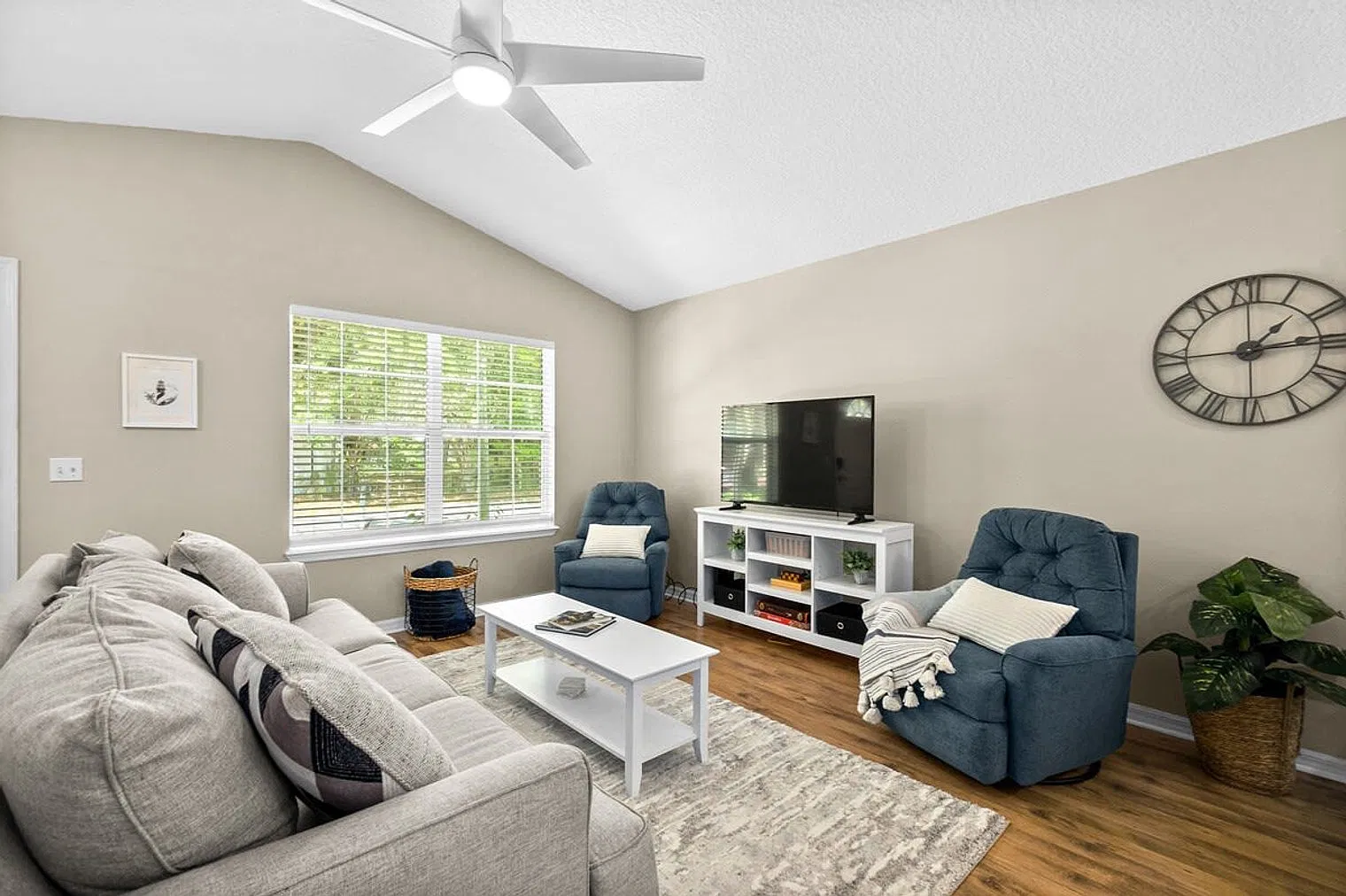 3 bed, 2.0 bath, 1140 sqft, $6,516 — Photo 2
