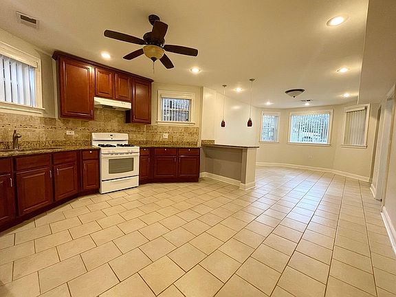5th image of 2449 N Avers Ave #B