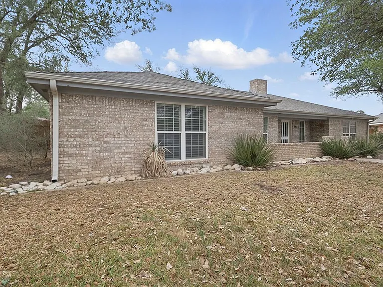 2404 Goddard Ct — Photo 3