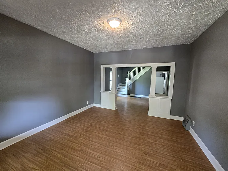 445 N Gladstone Ave — Photo 3