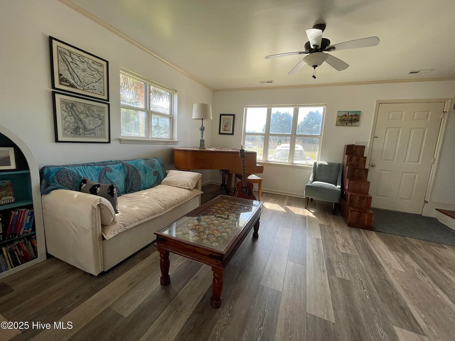 3 bed, 2.5 bath, $2,100 — Photo 2