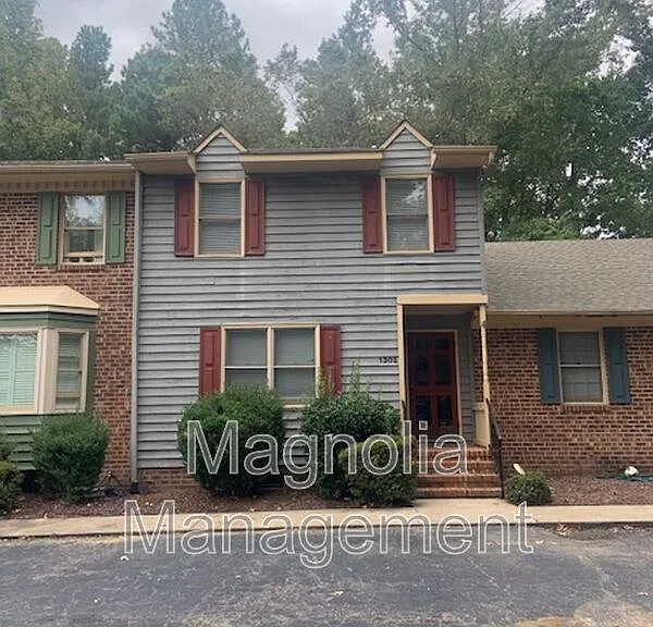 1302 Oakridge Ave — Photo 1