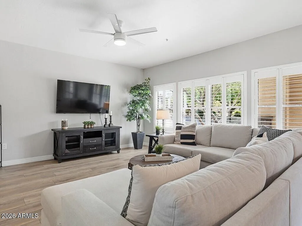 3 bed, 2.0 bath, 1729 sqft, $3,950 — Photo 4