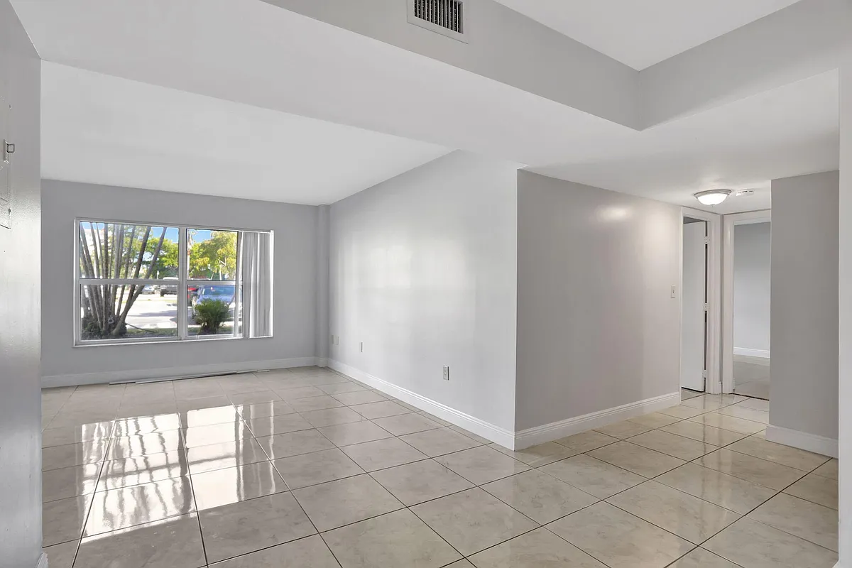 Building Photo - 4156 Inverrary Dr #111