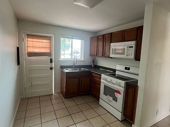 4th image of 3301 Batavia St #B