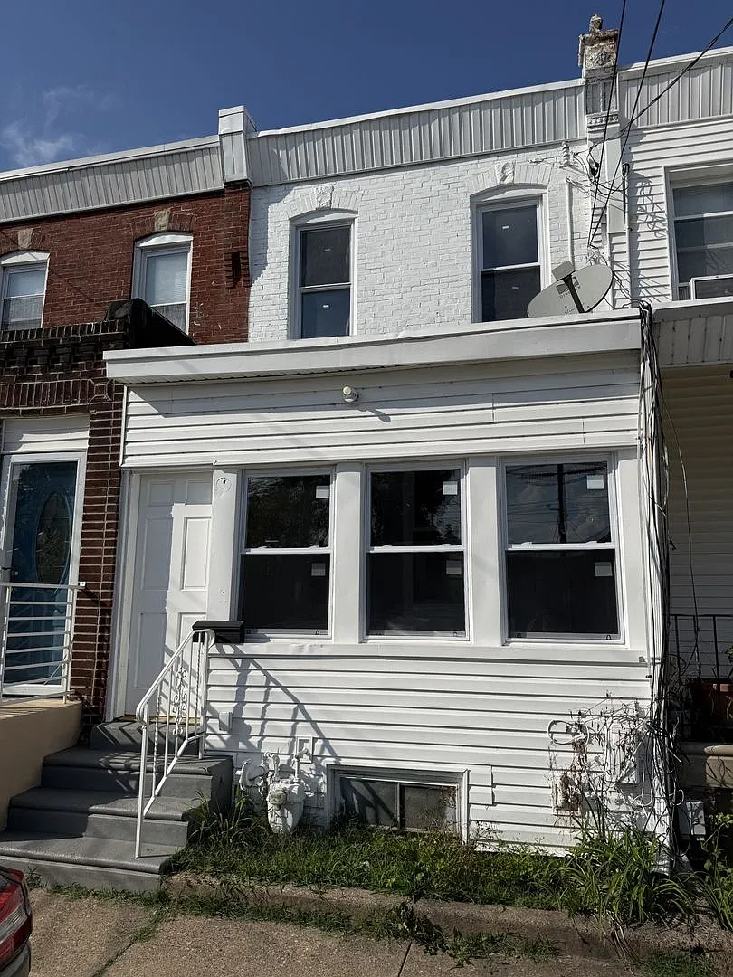 Beautiful 3 Bedroom Home Updated & Move In Ready — Photo 1