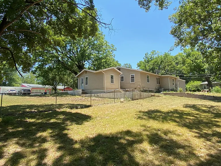 305 Walnut Ln — Photo 16