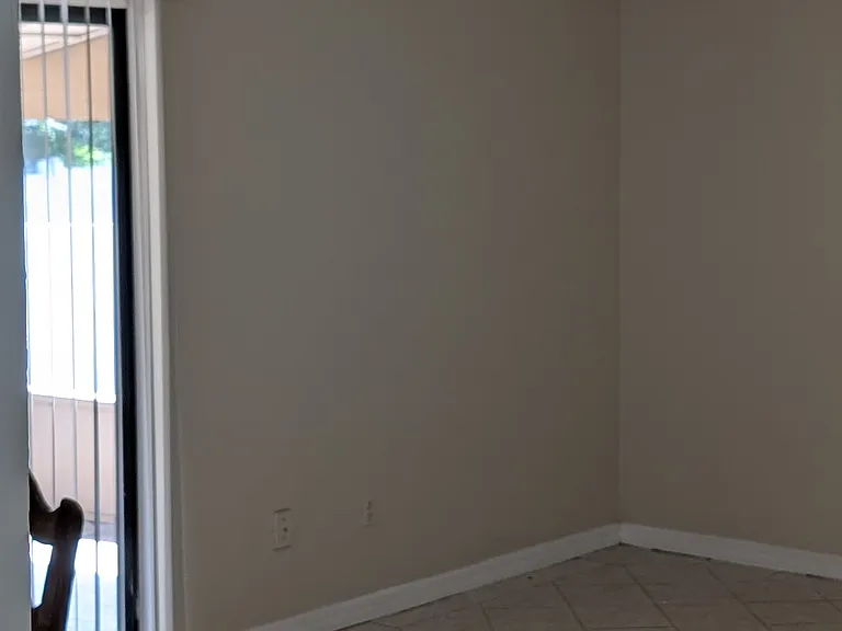 825 Anderson Dr — Photo 3