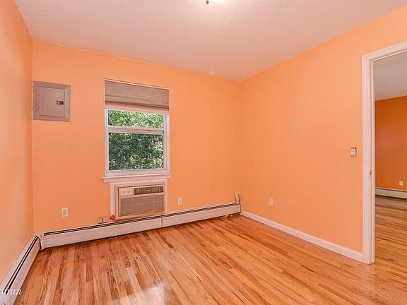 5th image of 60 Underhill Ave #2