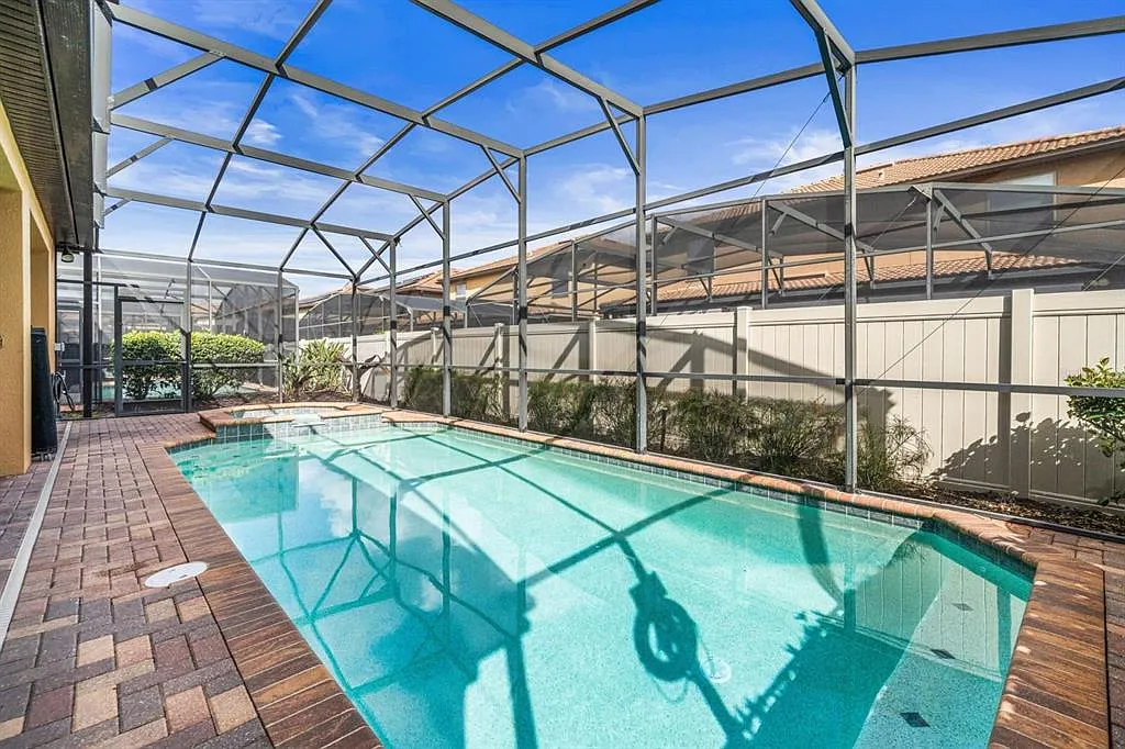 8 bed, 6.0 bath, 4041 sqft, $5,175 — Photo 3