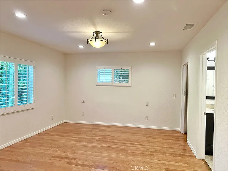 5857 Balcom Ave — Photo 16