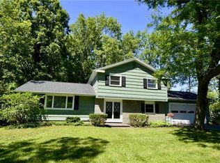 44 Willowbend Dr, Penfield, NY 14526