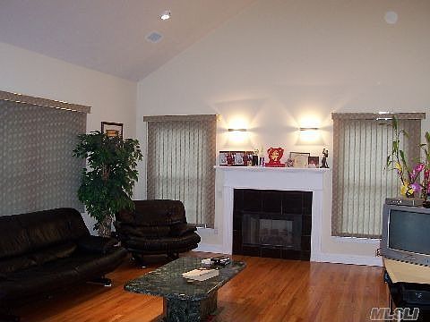 4th image of 10 Bonnie Ln
