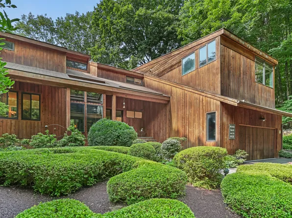 28 Delaware Road, Easton, CT 06612