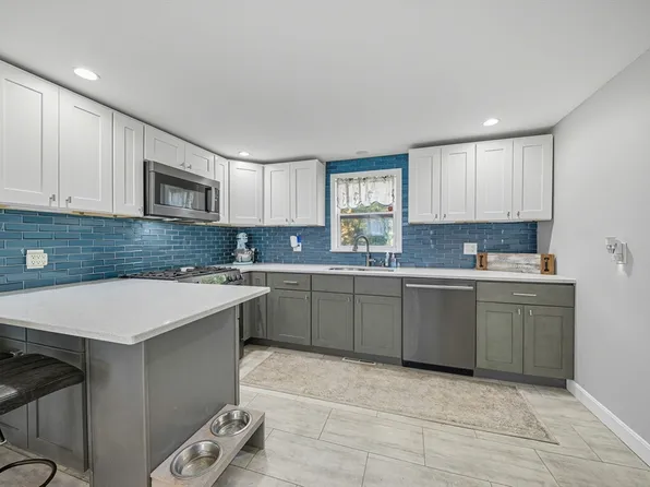 75 Barrows St, Norton, MA 02766