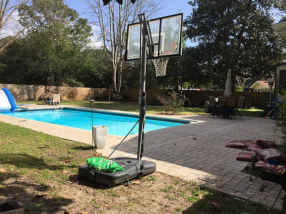 4th image of 602 Country Club Ave