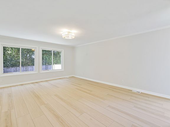 4th image of 560 Doral Country Dr