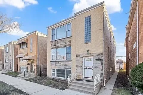 6047 W Fullerton Ave