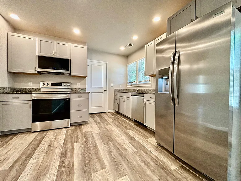 700 W Myrtle St #A — Photo 3