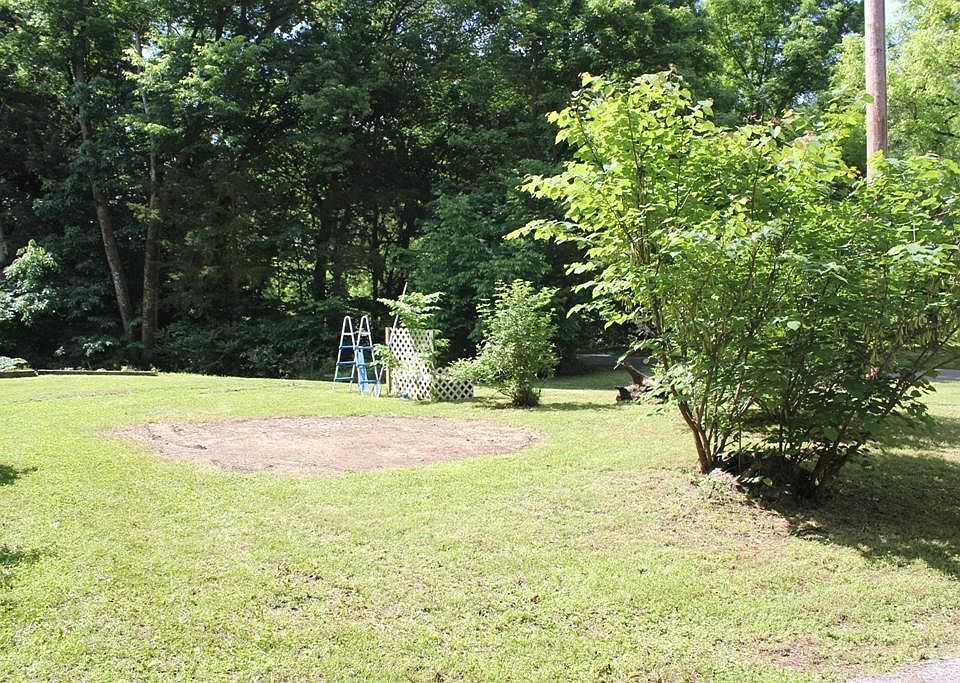 2nd image of 1573 Bear Hollow Rd