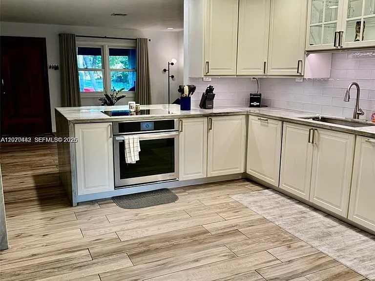 4721 SW 34th Dr — Photo 6