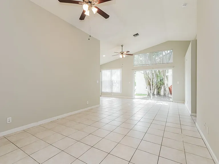 1910 Capeside Cir — Photo 5